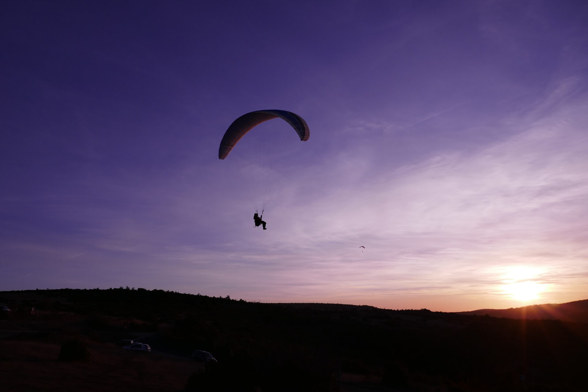 Parapente devant un coucher de soleil