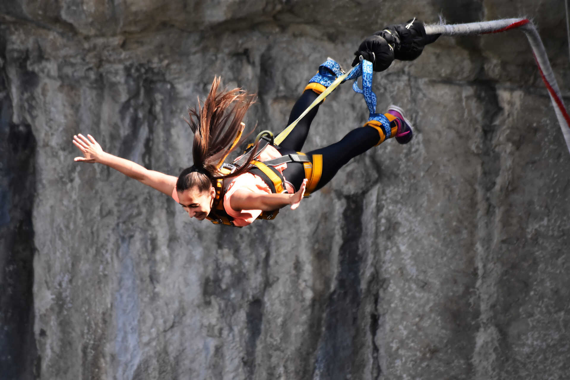 Bungee jumps, extreme and fun sport. Groupe en via ferrata sur une falaise