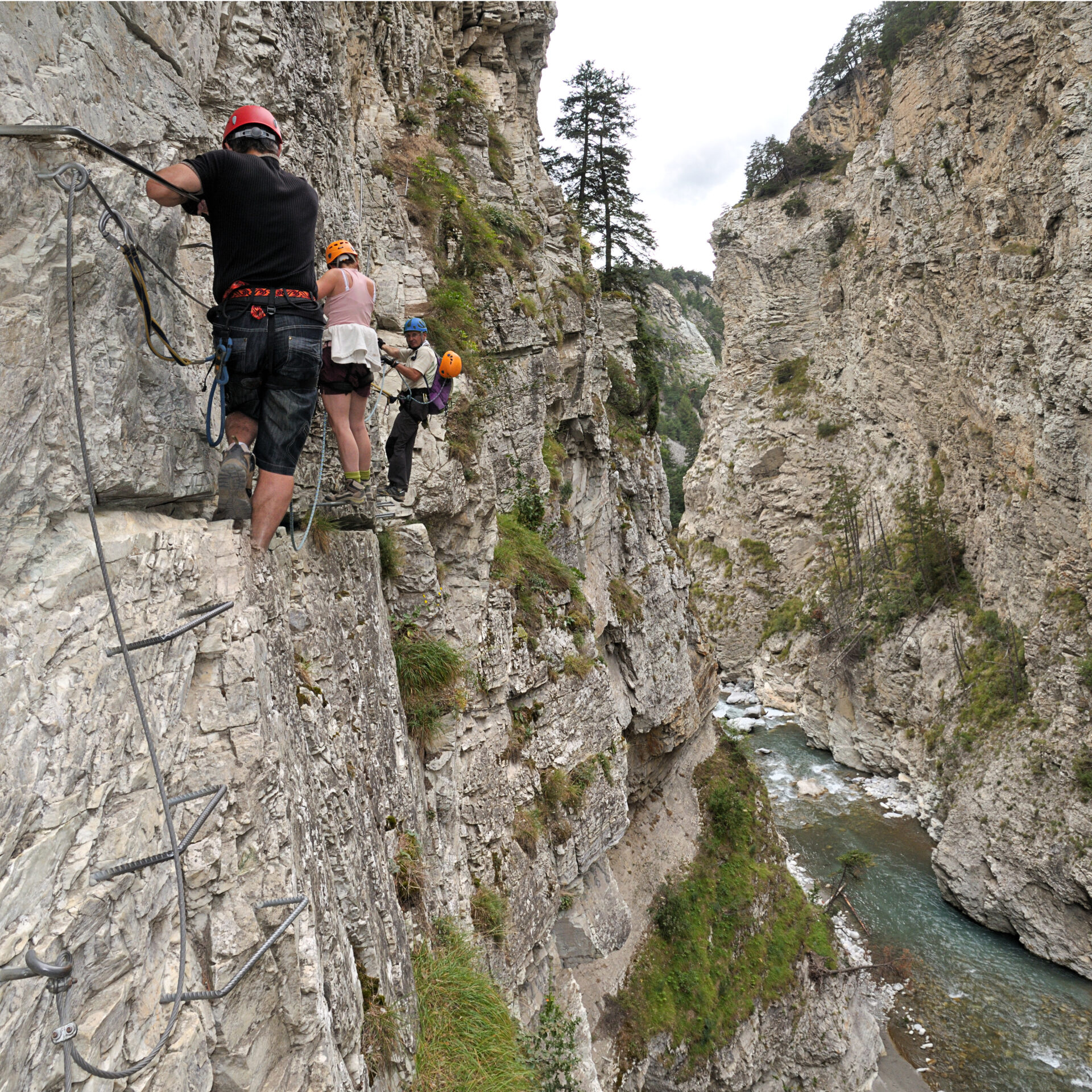 Groupe en via ferrata sur une falaise Groupe en via ferrata sur une falaise