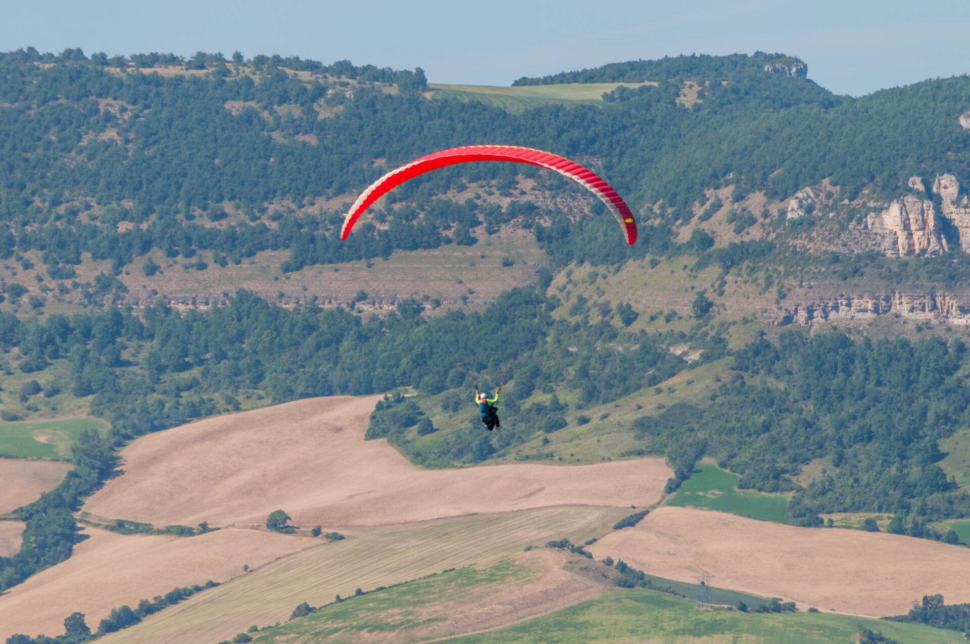 Parapentiste dans le ciel Aveyronnais au dessus du viaduc de Millau. Parapentiste dans le ciel Aveyronnais au dessus du viaduc de Millau
