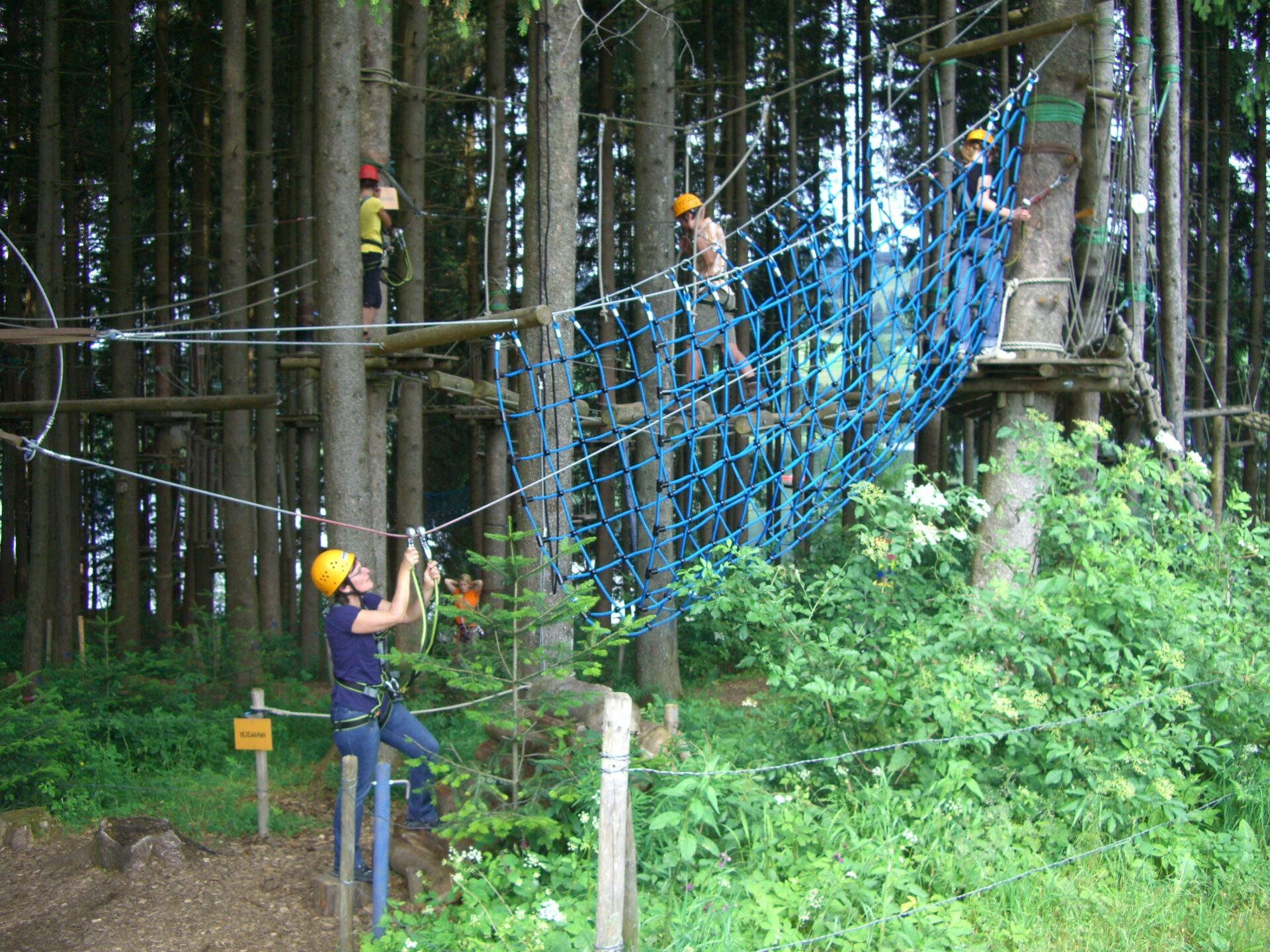 Parcours d'accrobranches en Aveyron Parapentiste dans le ciel Aveyronnais au dessus du viaduc de Millau